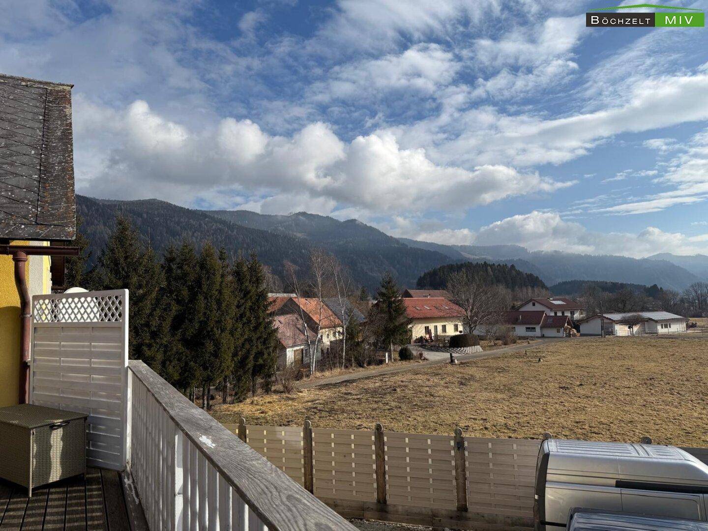 Panoramablick von der Terrasse auf die weite Berglandschaft und das Tal.