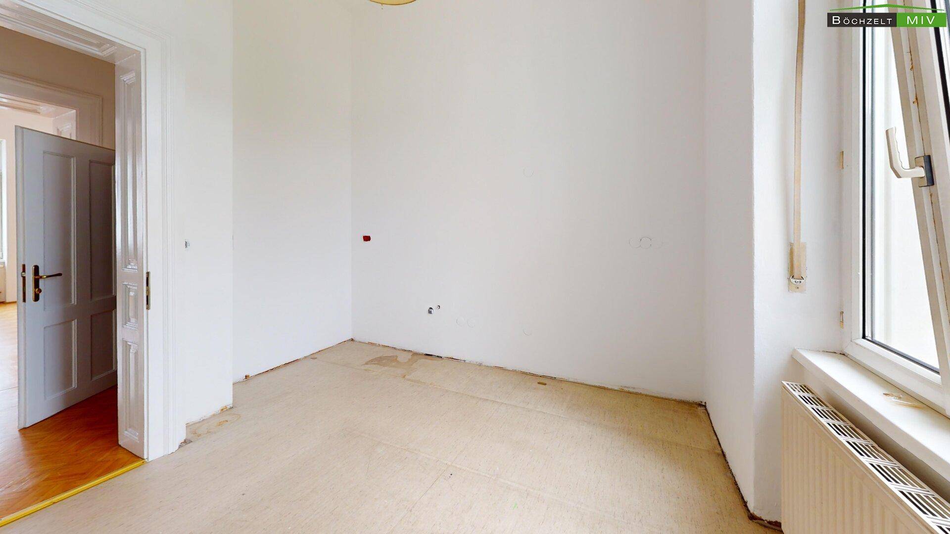 Zimmer mit Fenster und Heizkörper, bereit für Renovierung und individuelle Gestaltung.