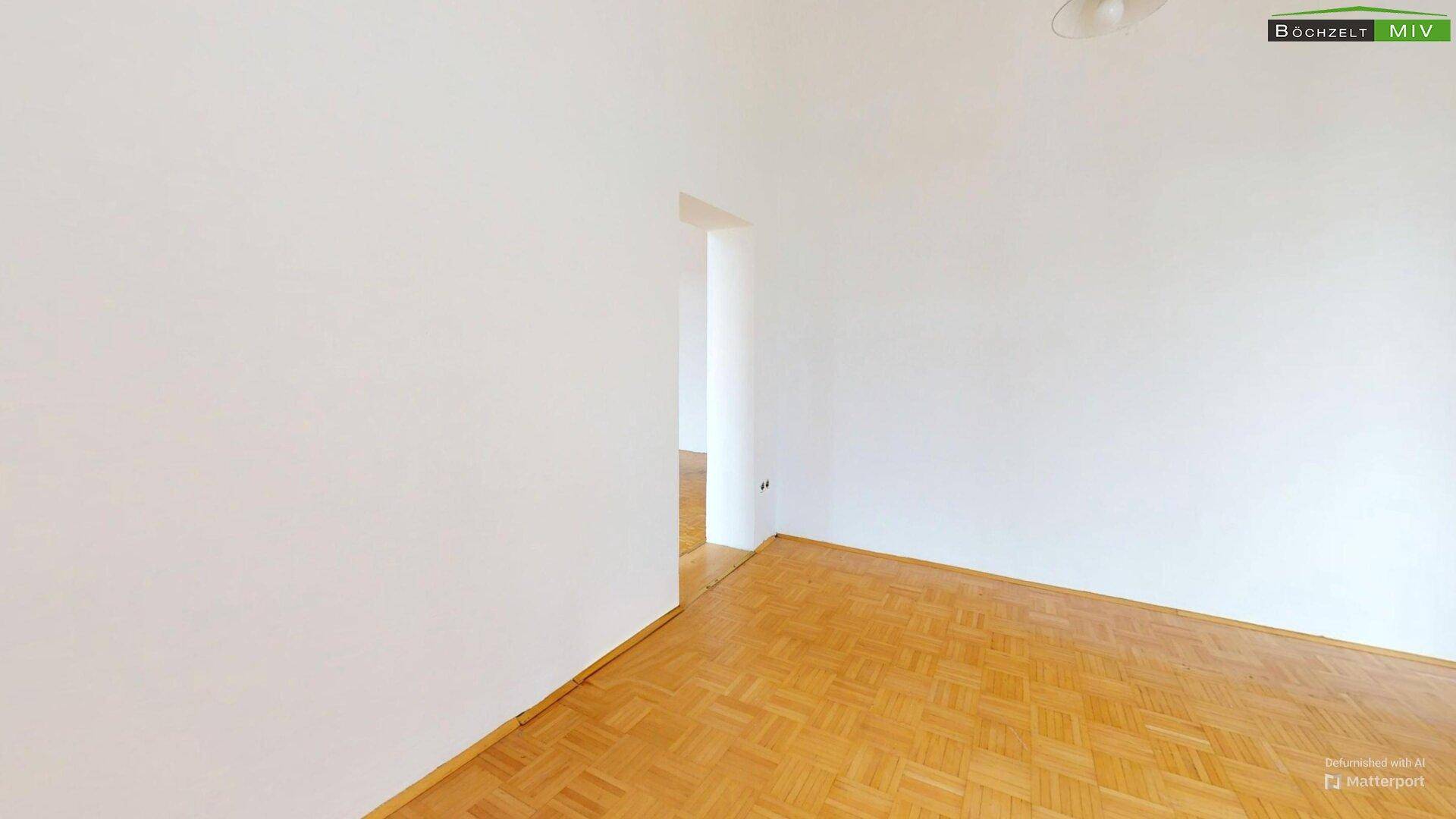 Geräumiger Innenraum mit hellen Wänden und Parkettboden, bietet flexible Nutzungsmöglichkeiten.