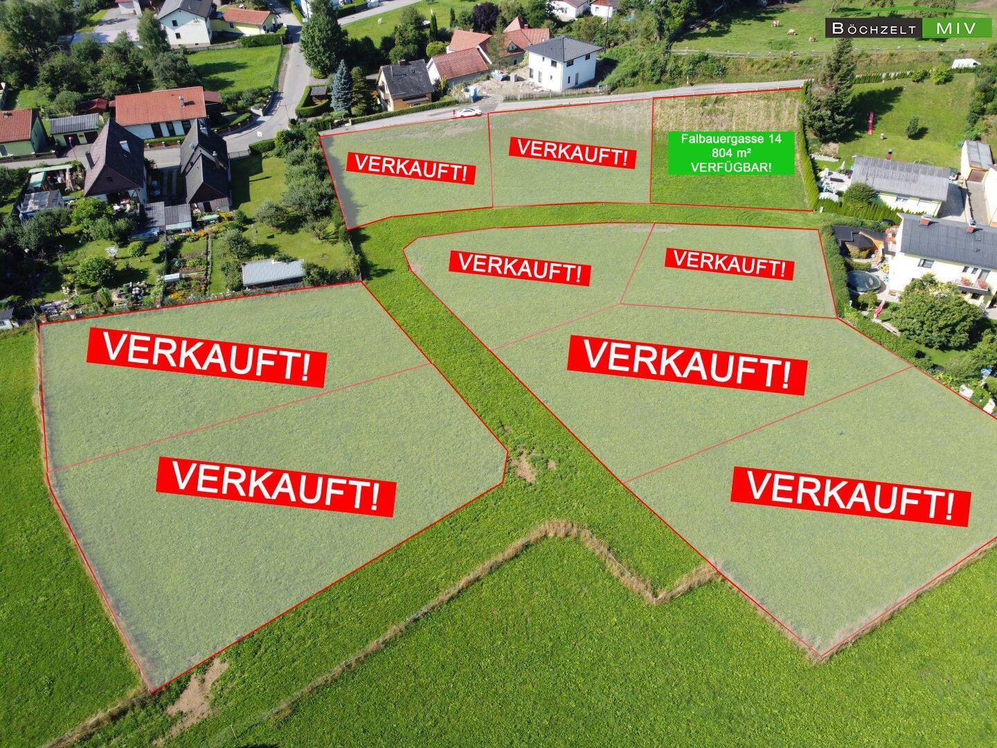 Luftaufnahme von Baugrundstücken, die größtenteils verkauft sind, mit einem noch verfügbaren Grundstück.