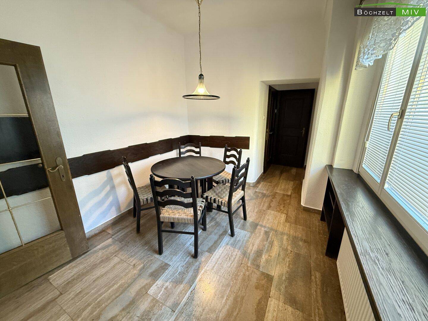 kleiner Essbereich vor Küche