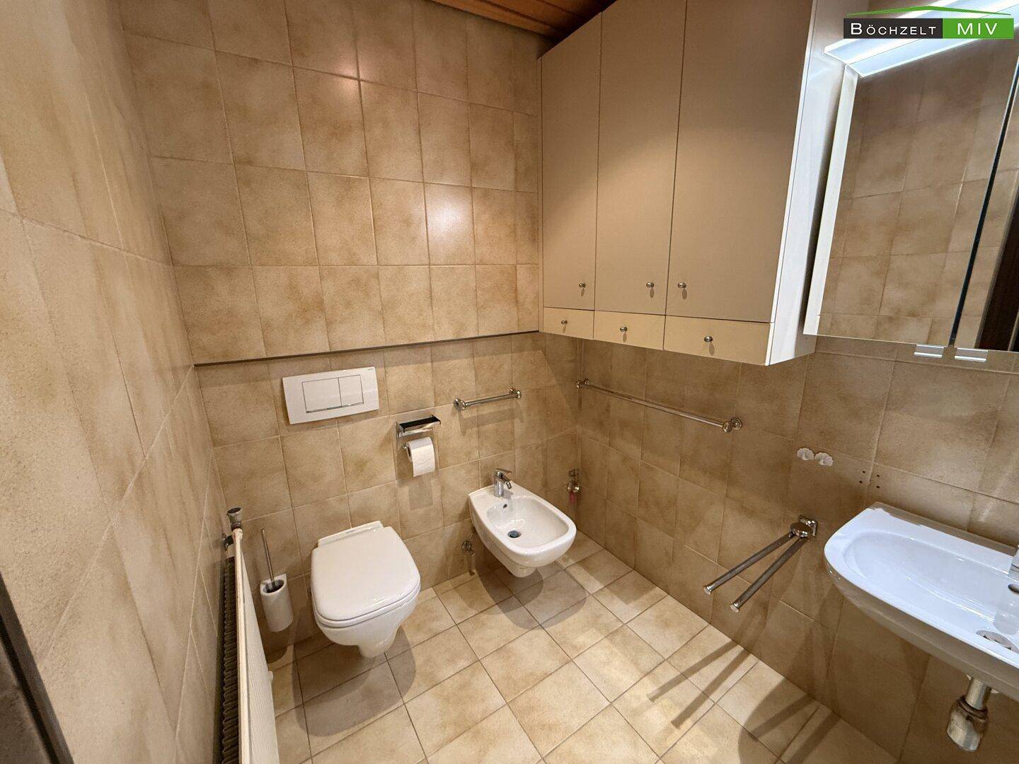 Badezimmer mit neuen Sanitärgegenständen