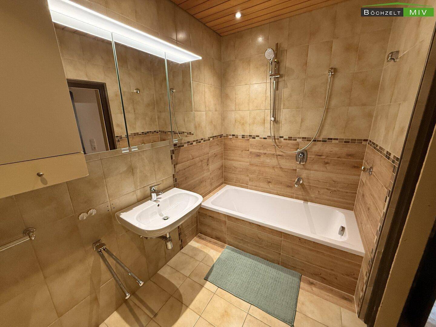 Badezimmer mit neuen Sanitärgegenständen