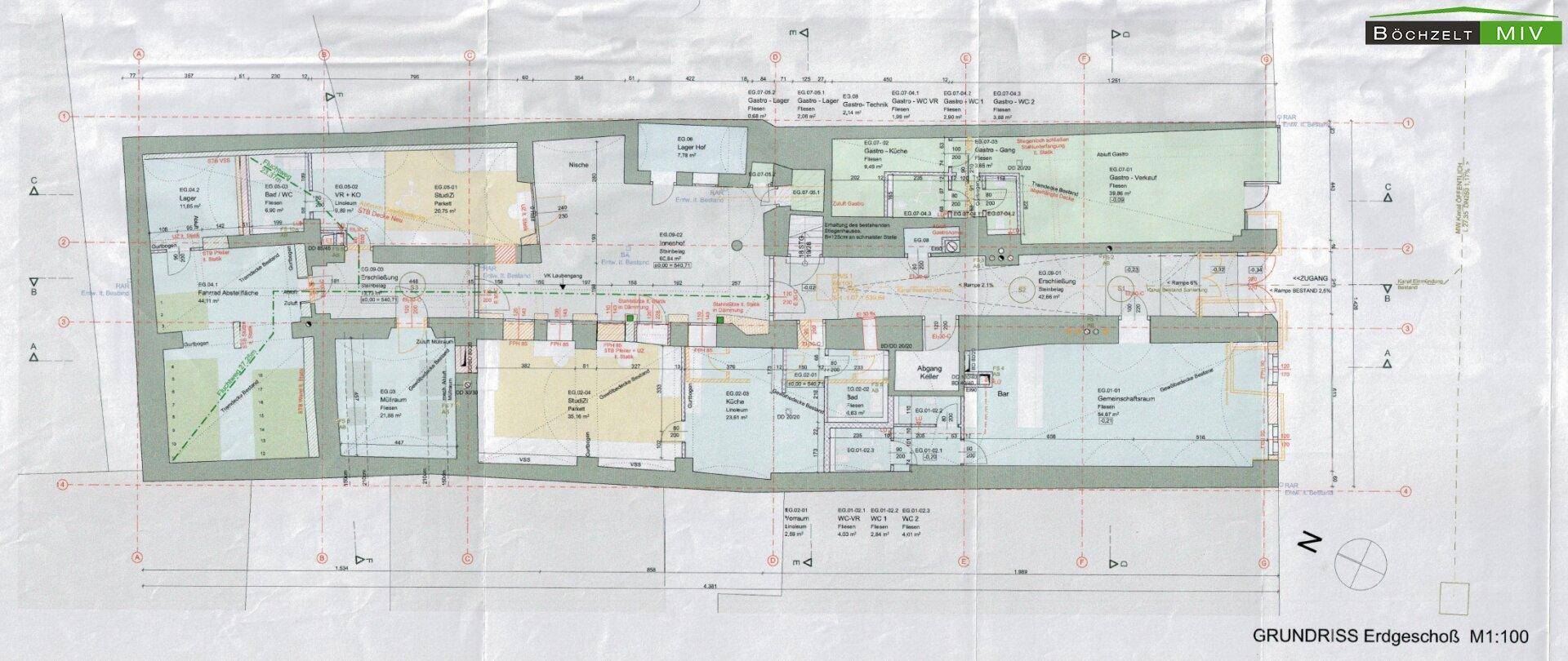 Detaillierter Grundriss des Erdgeschosses mit verschiedenen Räumen und Flächenangaben.