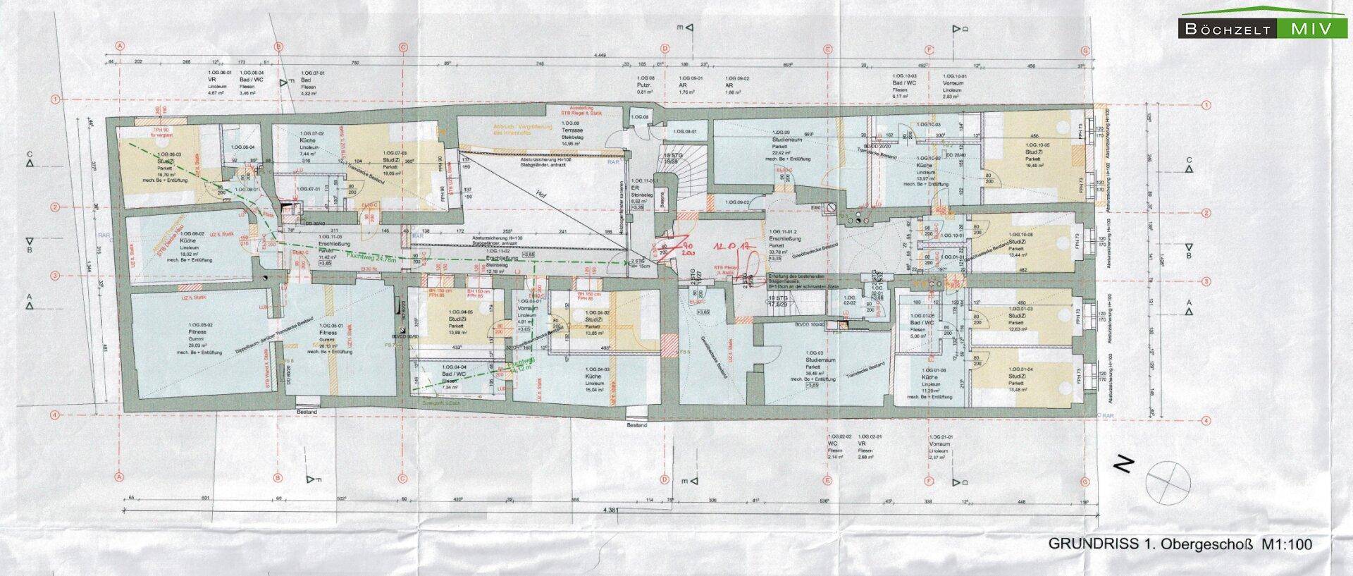 Detaillierter Grundriss des ersten Obergeschosses mit mehreren Wohneinheiten und Fluren.
