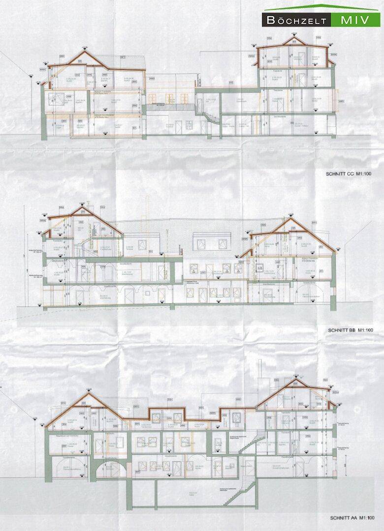 Architektonische Schnitte des Gebäudes, die die vertikale Struktur und Raumaufteilung zeigen.