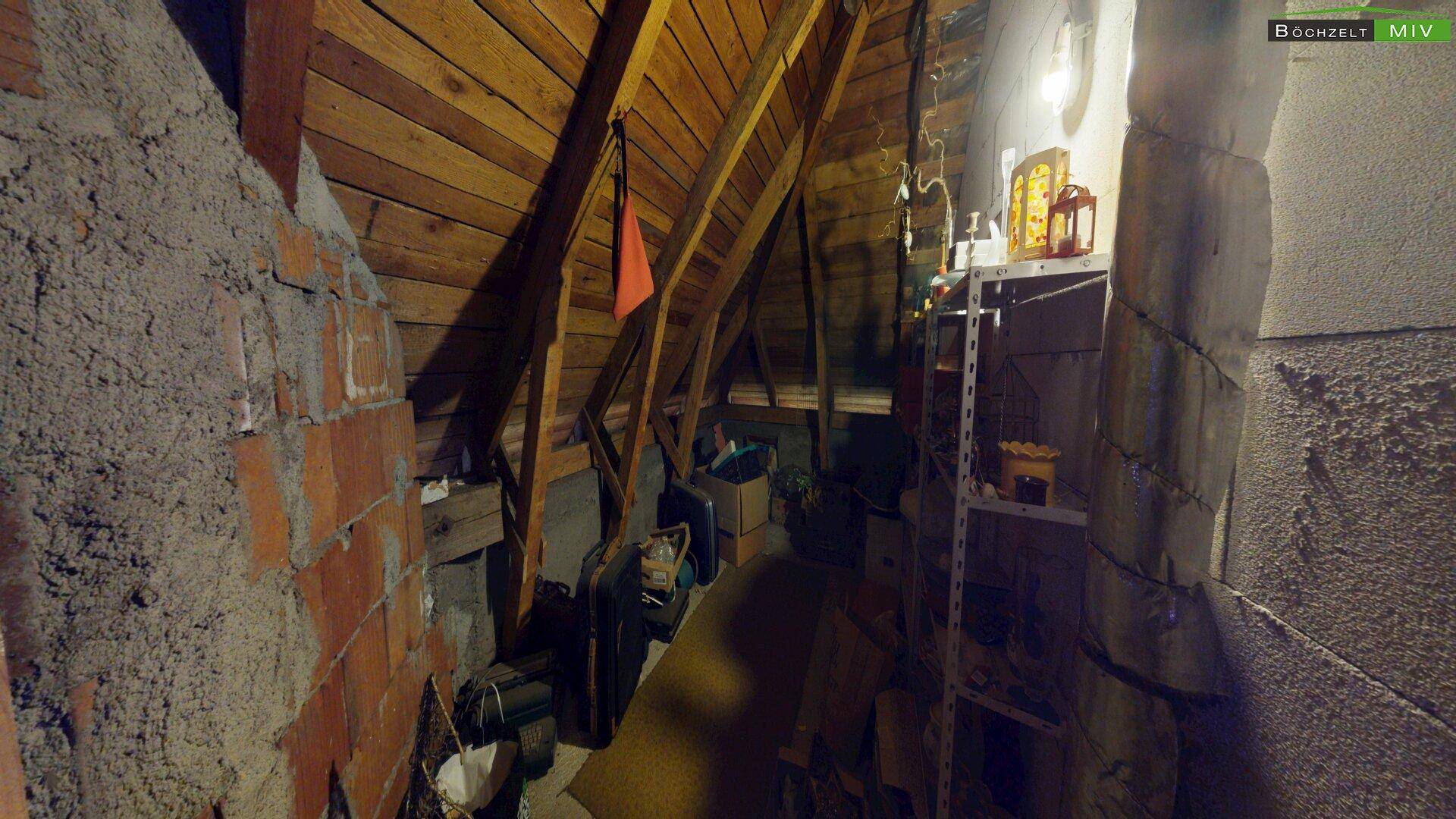 Unausgebauter Dachboden mit sichtbaren Holzbalken und Lagerflächen.