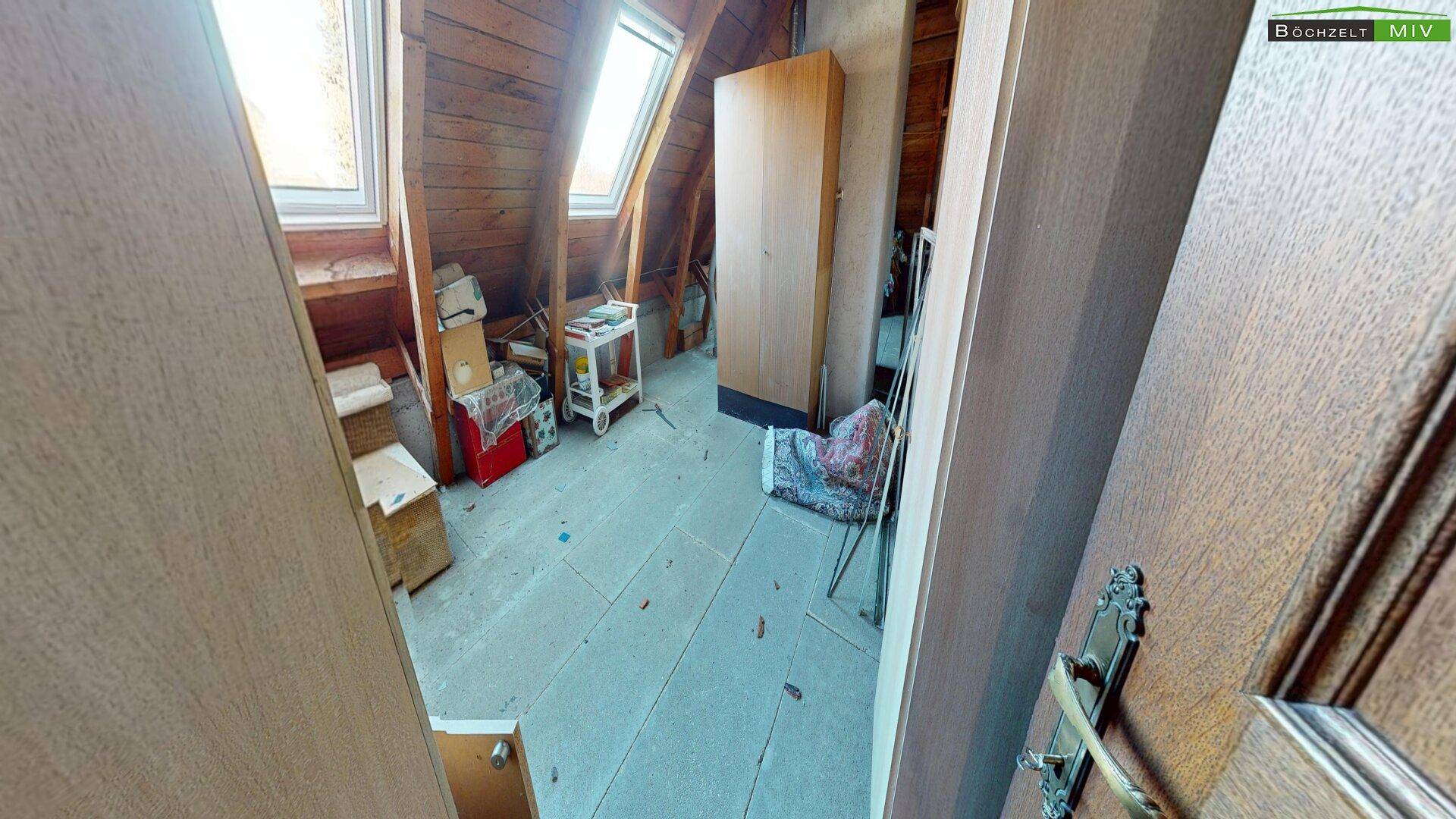 Dachboden mit Dachfenstern, Holzboden und Lagerflächen.