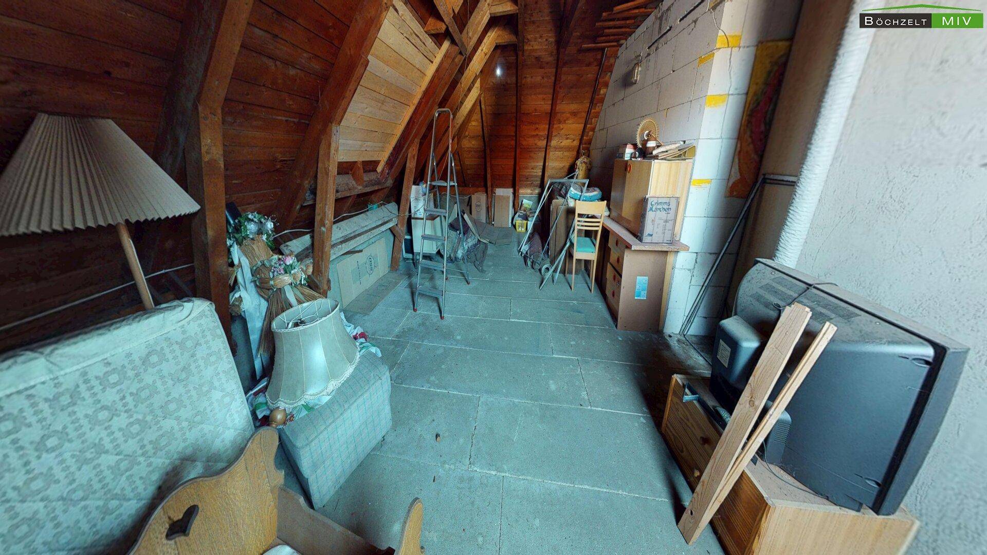Geräumiger Dachboden mit Holzbalken und verschiedenen Gegenständen zur Lagerung.
