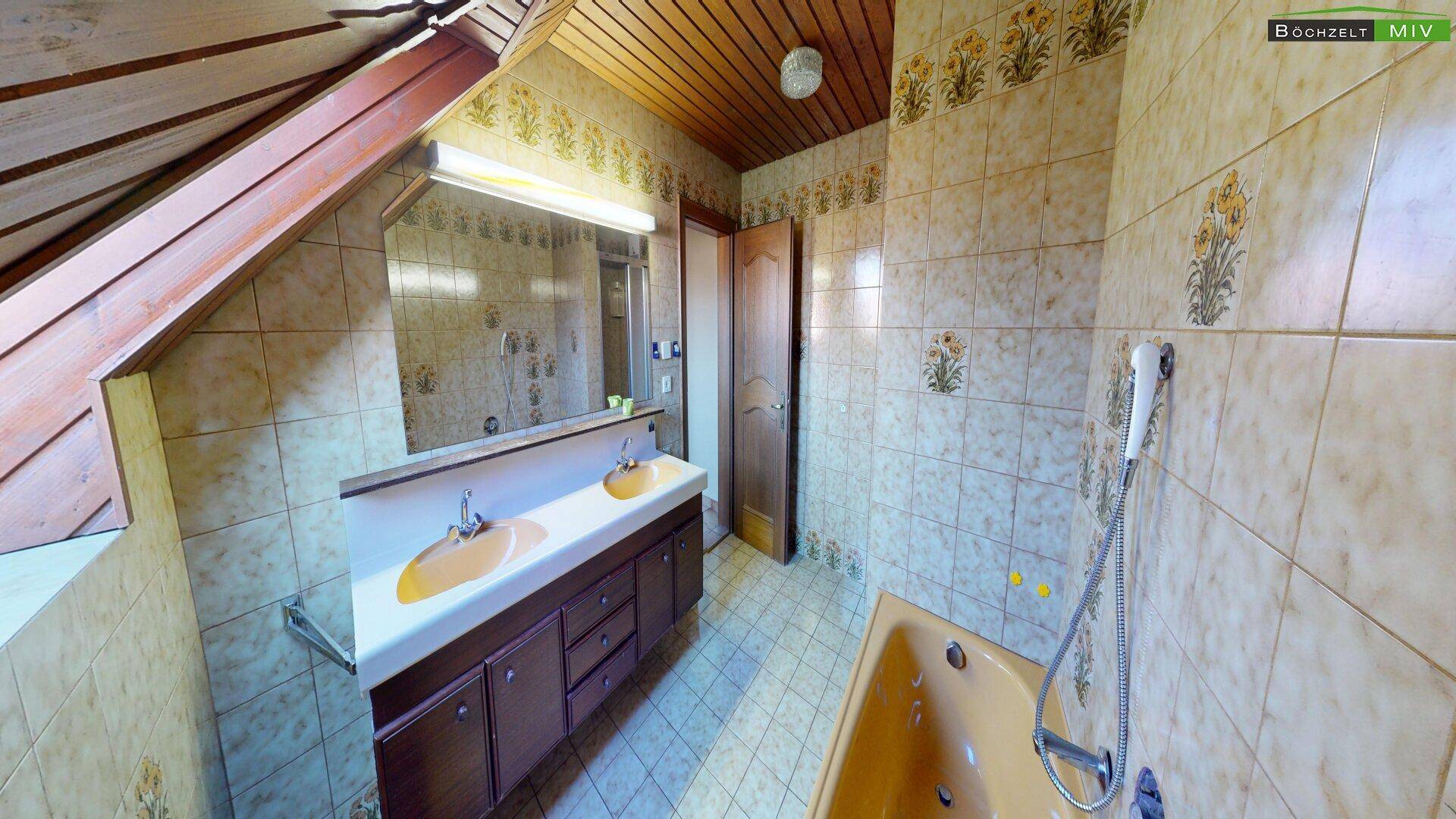 Geräumiges Badezimmer im Dachgeschoss mit Doppelwaschbecken und Badewanne.