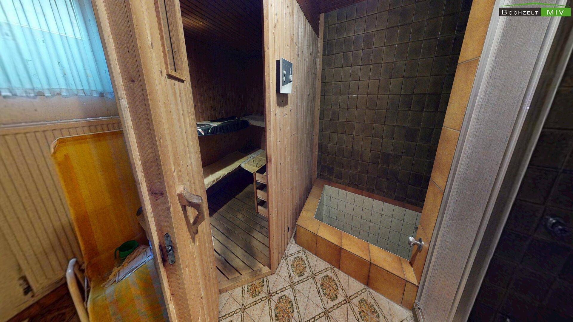 Eingang zu einer Holzsauna mit angrenzendem gefliesten Bereich, möglicherweise für eine Dusche oder ein Tauchbecken.