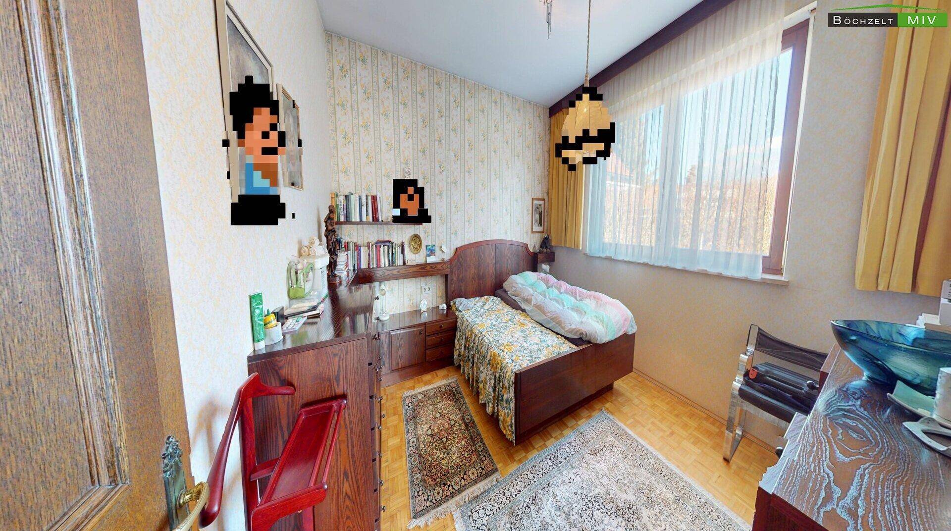 Gemütliches Schlafzimmer mit Einzelbett, Holzmöbeln und gemusterter Tapete.
