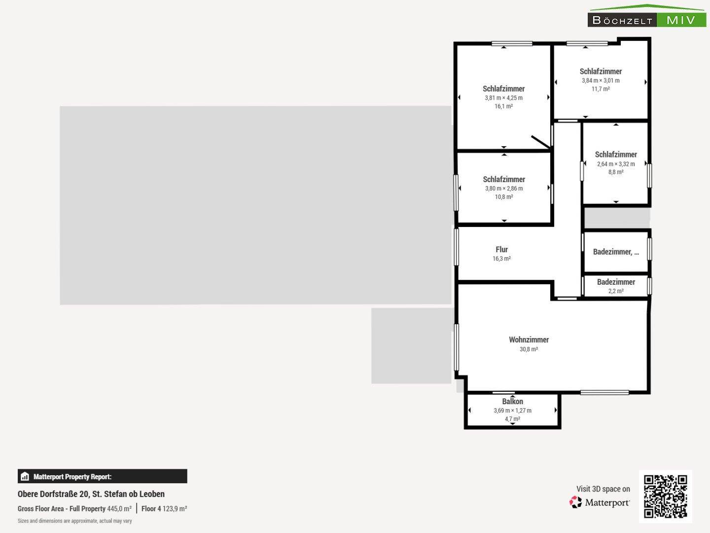 Grundriss des vierten Stocks mit Wohnzimmer, drei Schlafzimmern, zwei Bädern und Balkon.