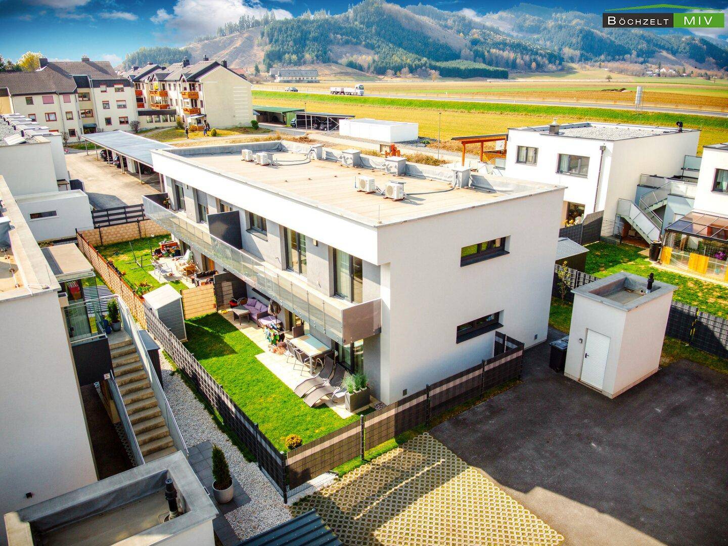 Mehrere moderne Wohneinheiten mit privaten Gärten und Terrassen in sonniger Lage.