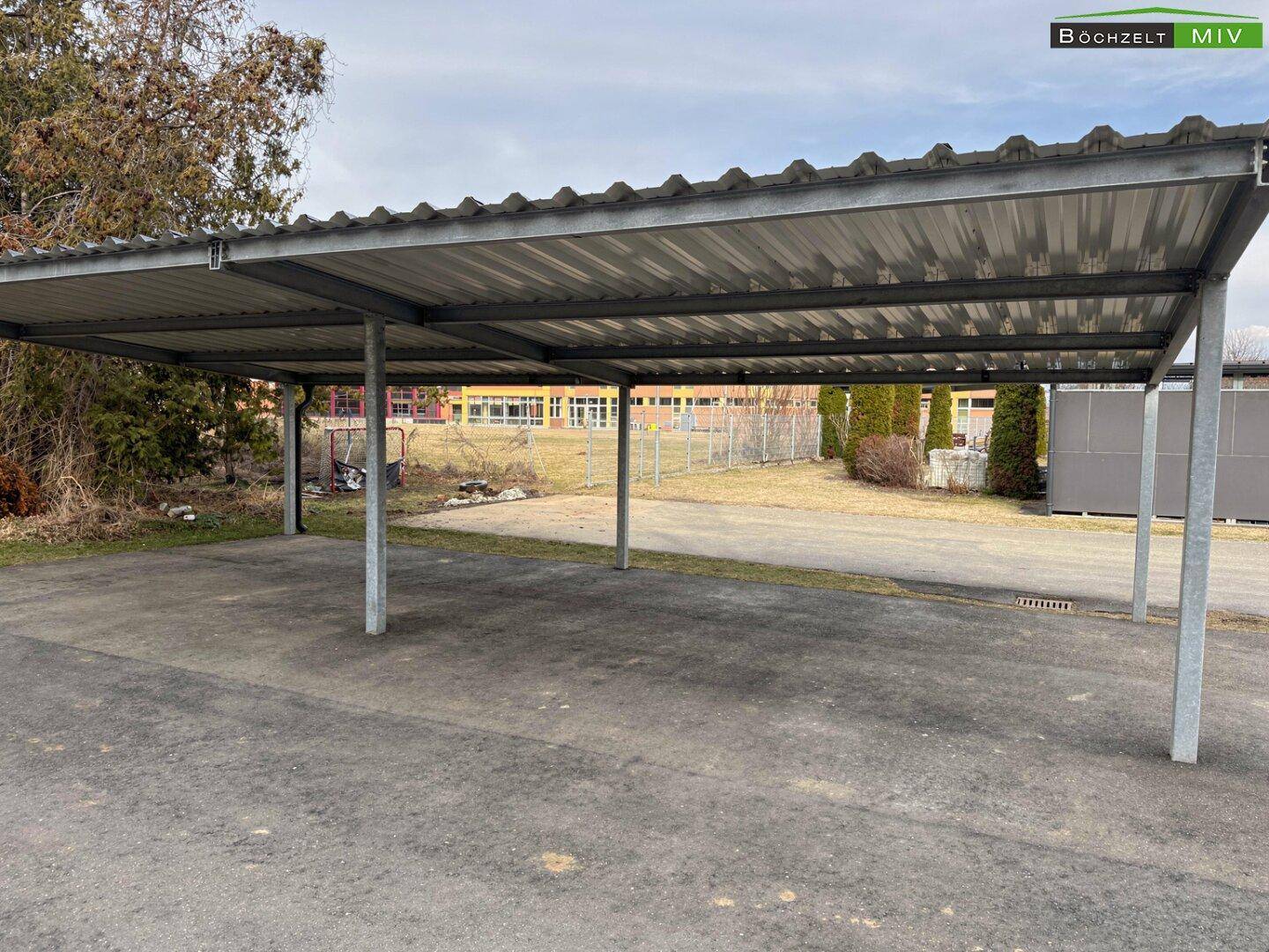 Großer Carport-Bereich mit mehreren Stellplätzen für Fahrzeuge.