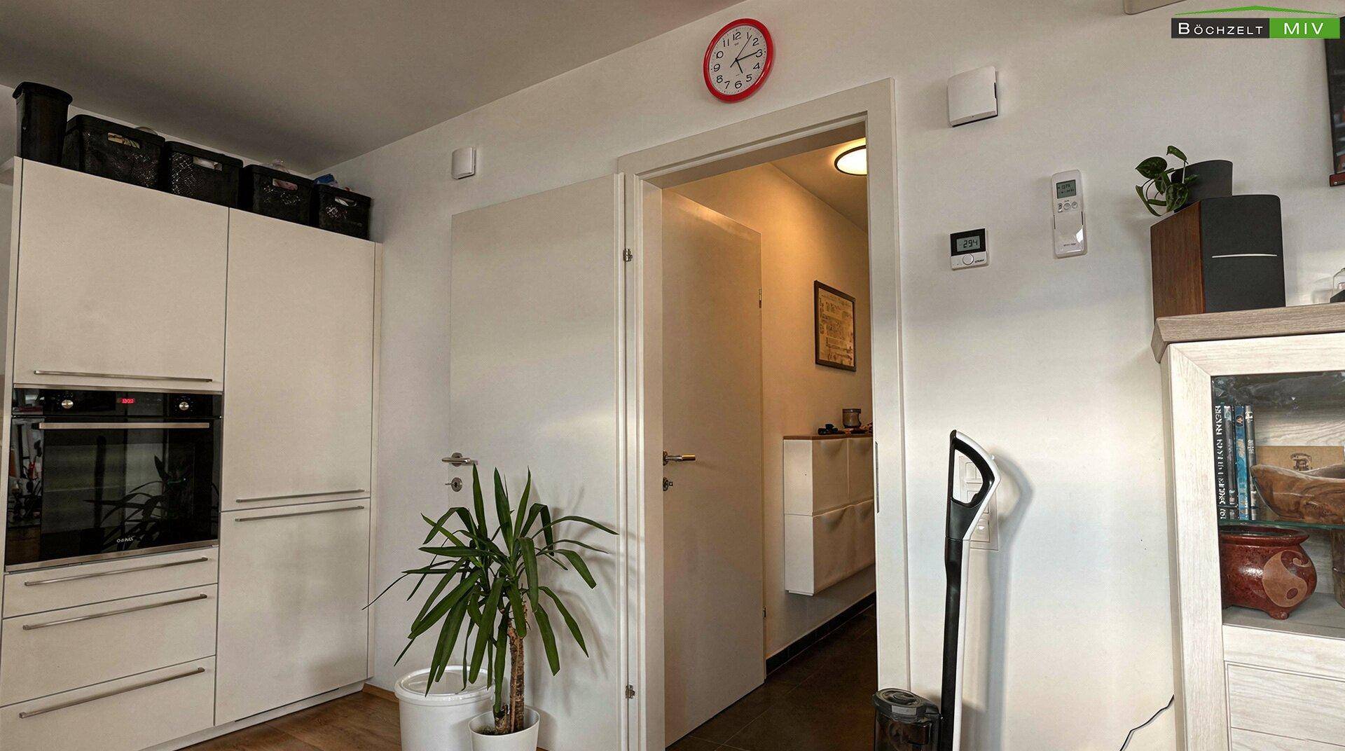 Heller Eingangsbereich mit Garderobe und Zugang zu den Wohnräumen.