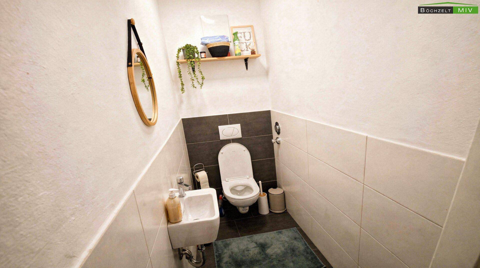 Kleines Gäste-WC mit Wand-WC, Waschbecken und modernem Design.