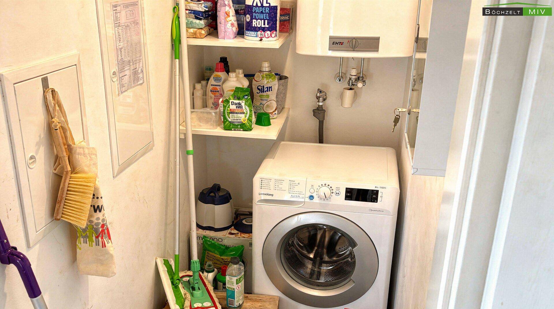 Praktischer Hauswirtschaftsraum mit Waschmaschine, Boiler und Stauraum für Reinigungsutensilien.