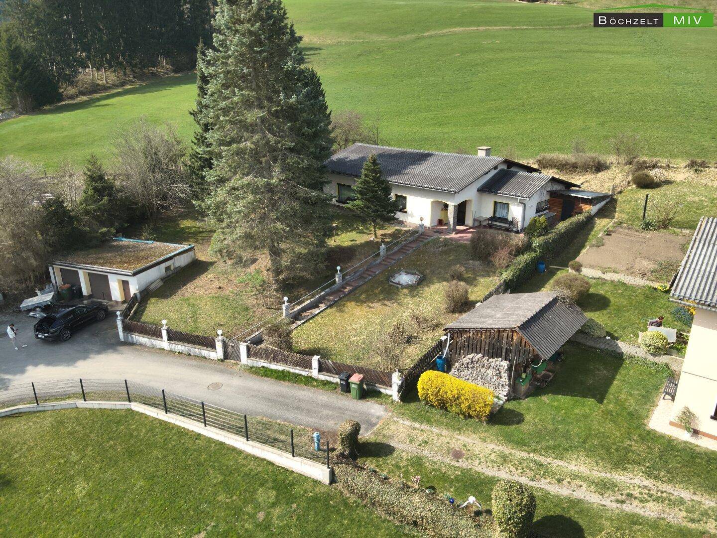Übersicht des Anwesens von oben, mit dem Wohnhaus, Nebengebäuden und der weitläufigen Gartenanlage.