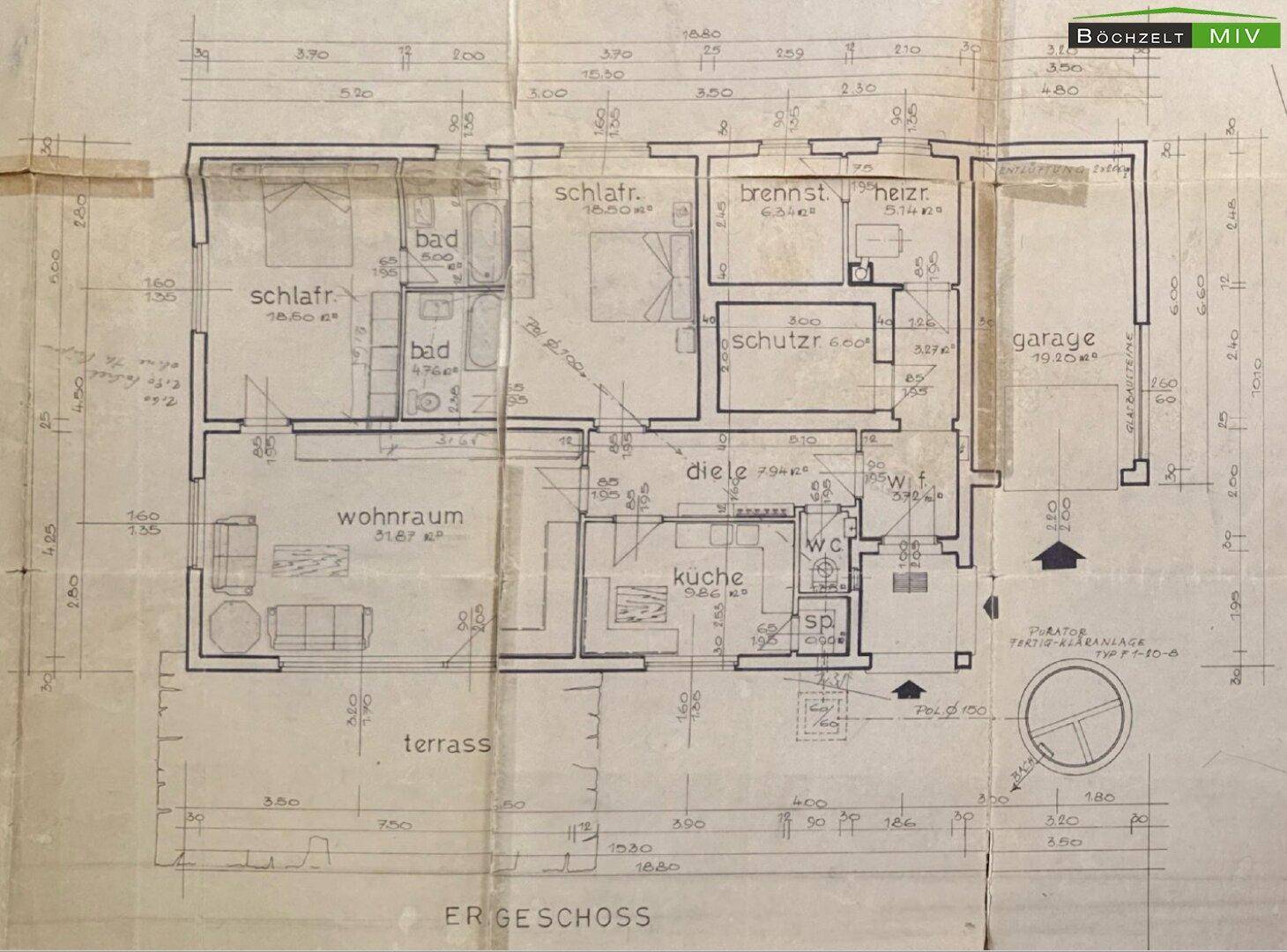 Historischer Grundriss des Erdgeschosses mit Raumaufteilung, inklusive Wohnraum, Küche und Garage.