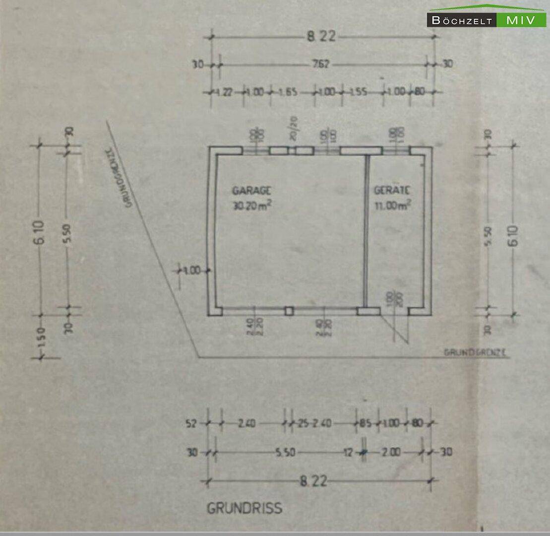 Grundriss einer Garage mit Geräteraum und Maßangaben, detailliert dargestellt.