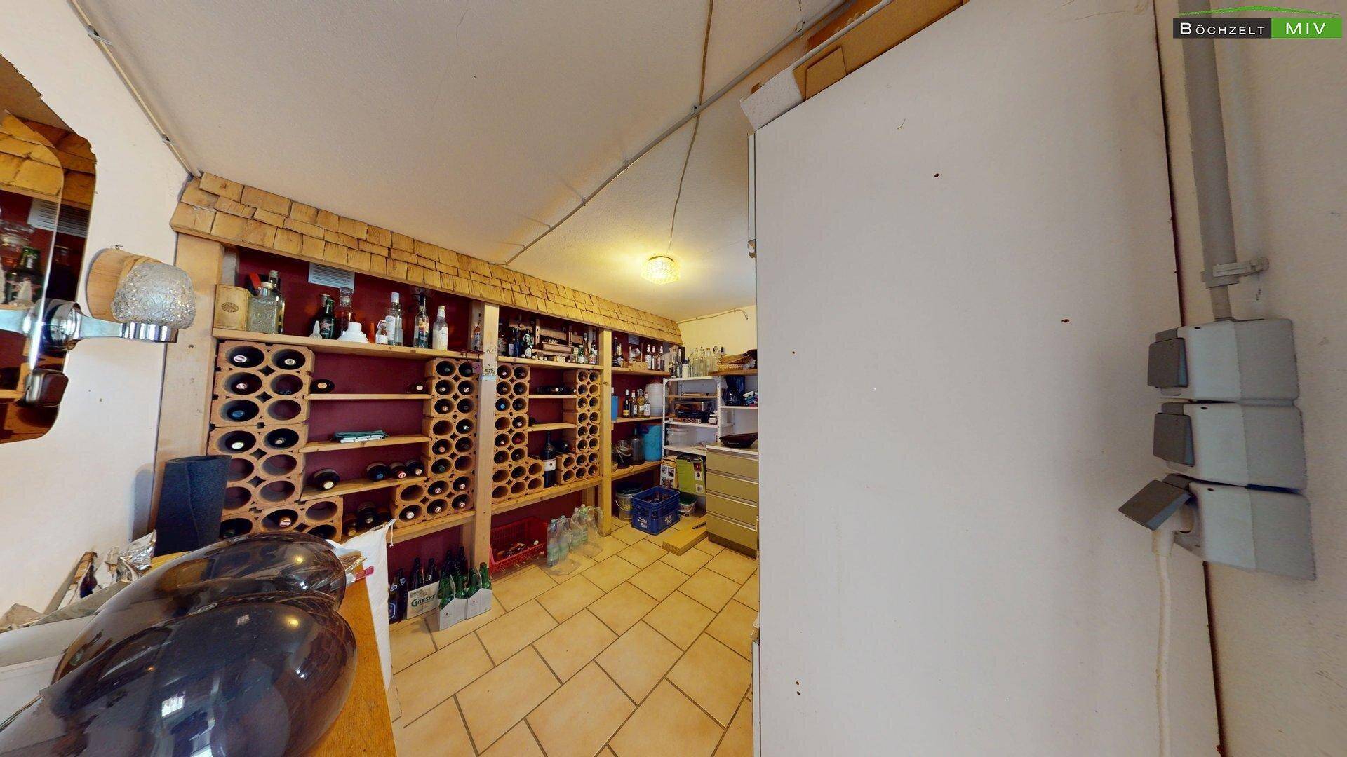 Rustikaler Weinkeller mit Holzregalen und Fliesenboden, ideal zur Lagerung von Weinflaschen.