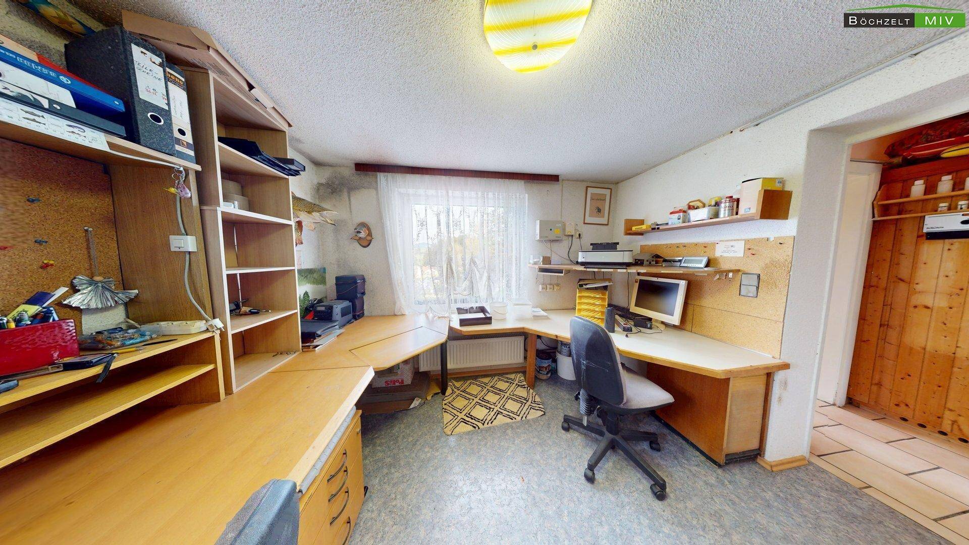 Geräumiges Büro mit mehreren Schreibtischen, Regalen und Fenster, ideal für Home-Office-Arbeit.