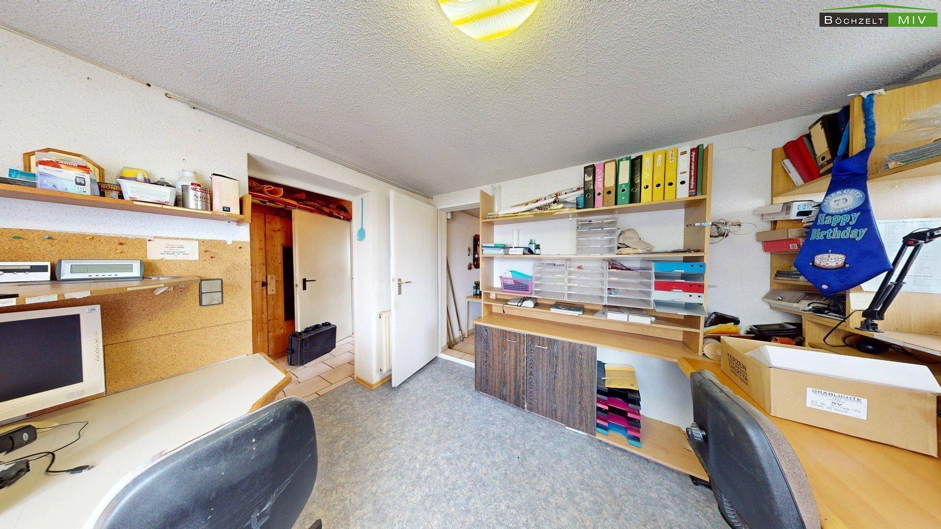 Helles Büro mit umfangreichen Regalsystemen und Arbeitsplätzen, das viel Stauraum bietet.