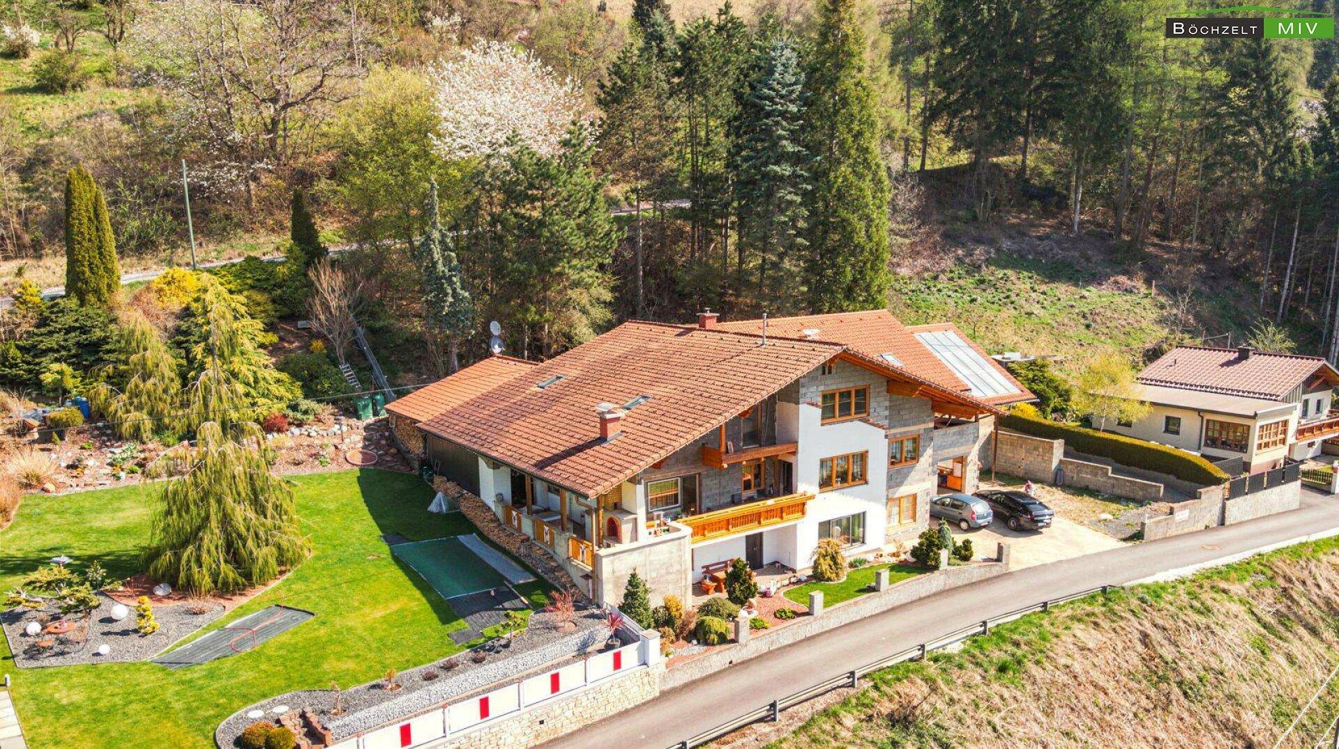 Riesiges Ein- oder Zweifamilienhaus mit 359 m² Wohnfläche, 2 Terrassen, Garage und Fernblick in Thalheim - Skats 2