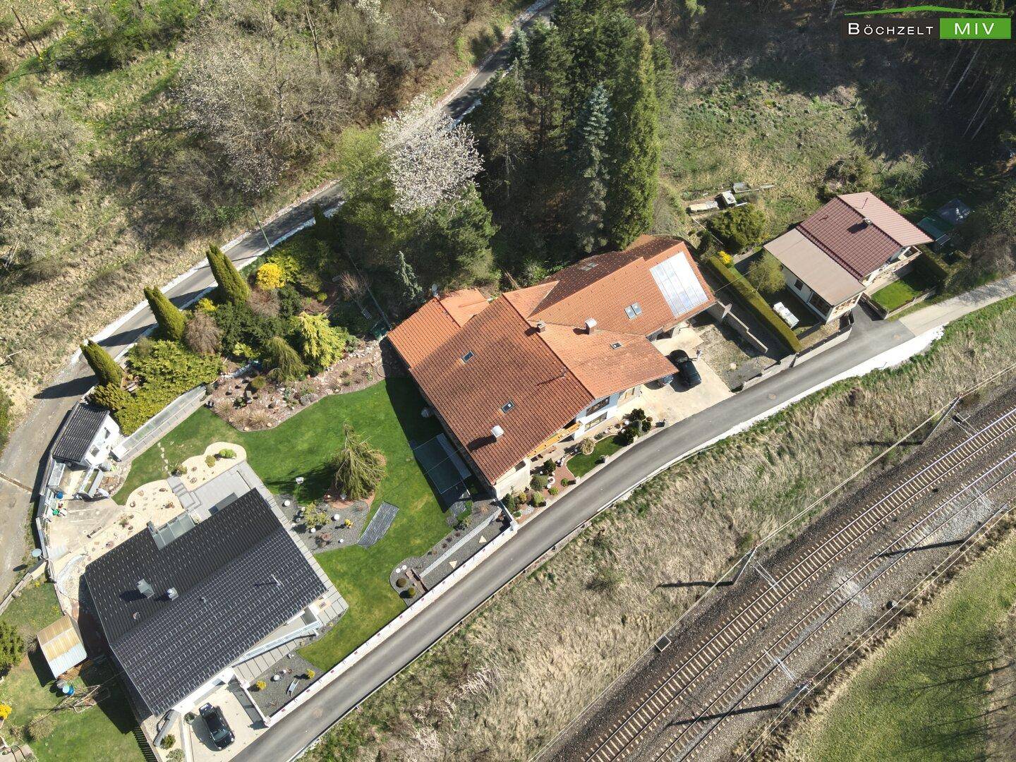Riesiges Ein- oder Zweifamilienhaus mit 359 m² Wohnfläche, 2 Terrassen, Garage und Fernblick in Thalheim - Vairāk