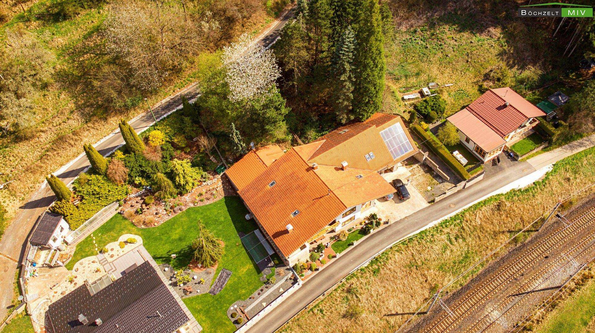 Riesiges Ein- oder Zweifamilienhaus mit 359 m² Wohnfläche, 2 Terrassen, Garage und Fernblick in Thalheim - Skats 4