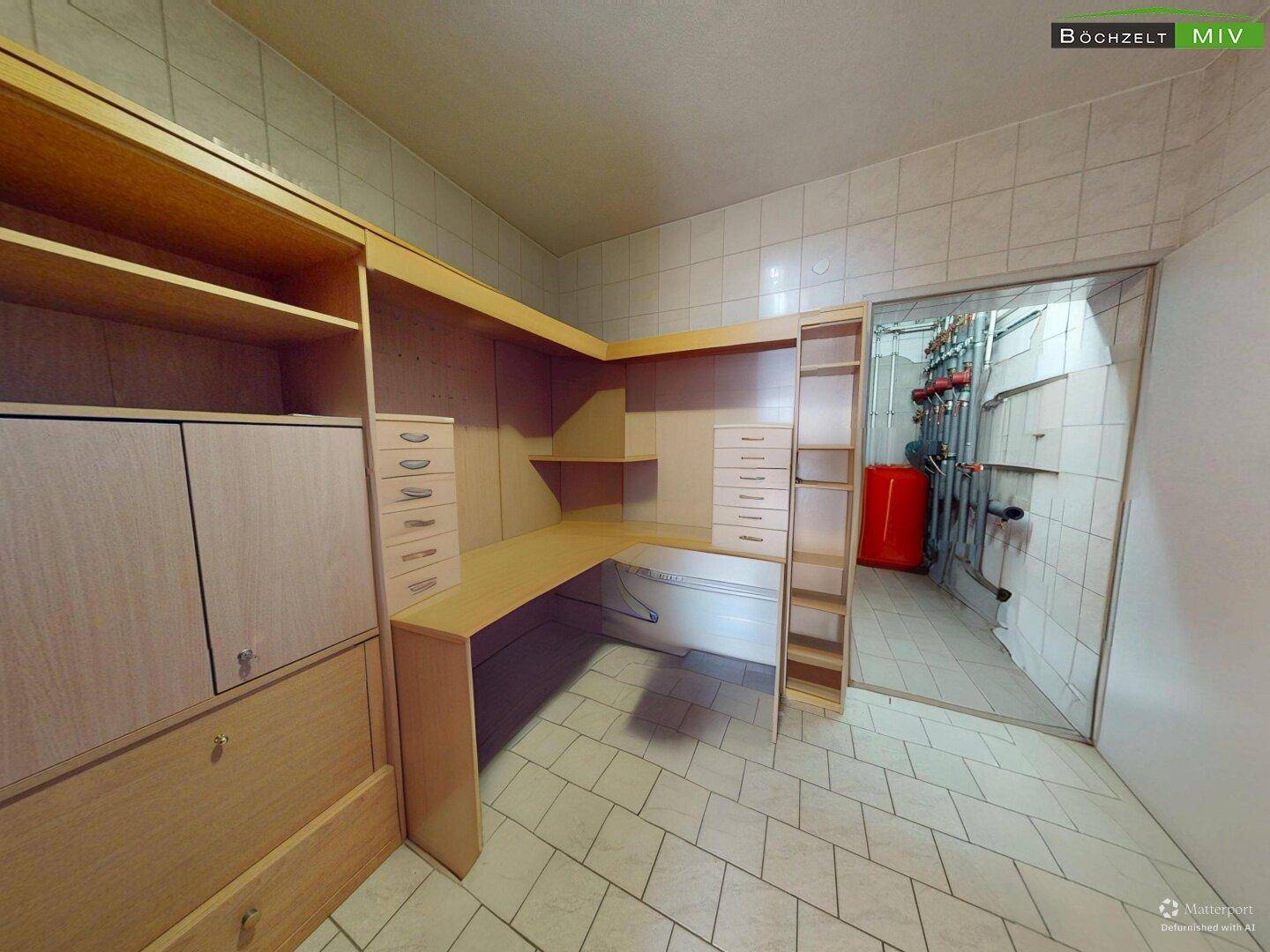 Praktischer Abstellraum mit eingebauten Holzregalen und Zugang zum Technikraum.