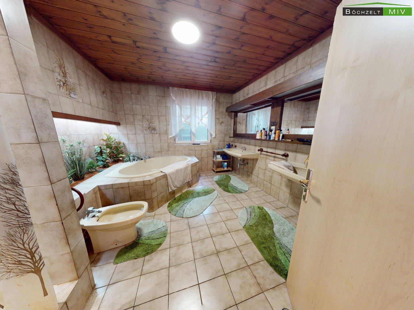Gefliestes Badezimmer mit Eckbadewanne, Bidet und Holzdecke im traditionellen Stil.
