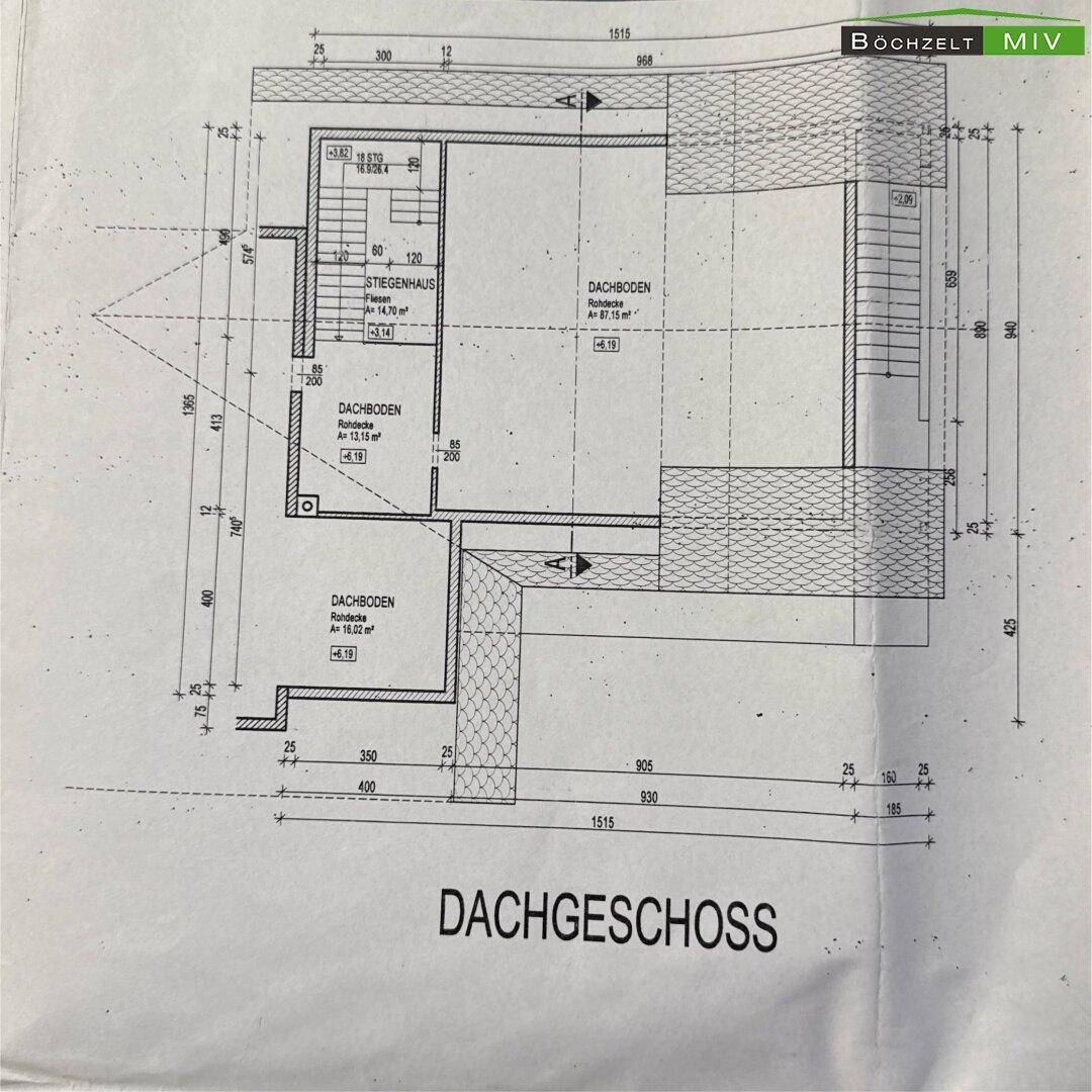 Grundriss des Dachgeschosses mit Treppenhaus und mehreren Dachbodenbereichen.