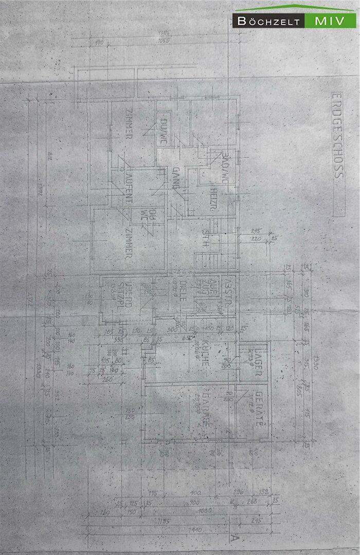 Verblasster, handgezeichneter Grundriss des Erdgeschosses mit verschiedenen Räumen und Maßen.