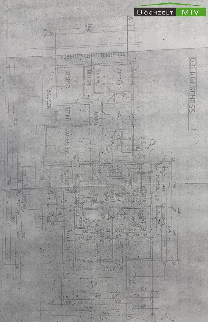 Verblasster, handgezeichneter Grundriss des Obergeschosses mit Balkonen und verschiedenen Zimmern.