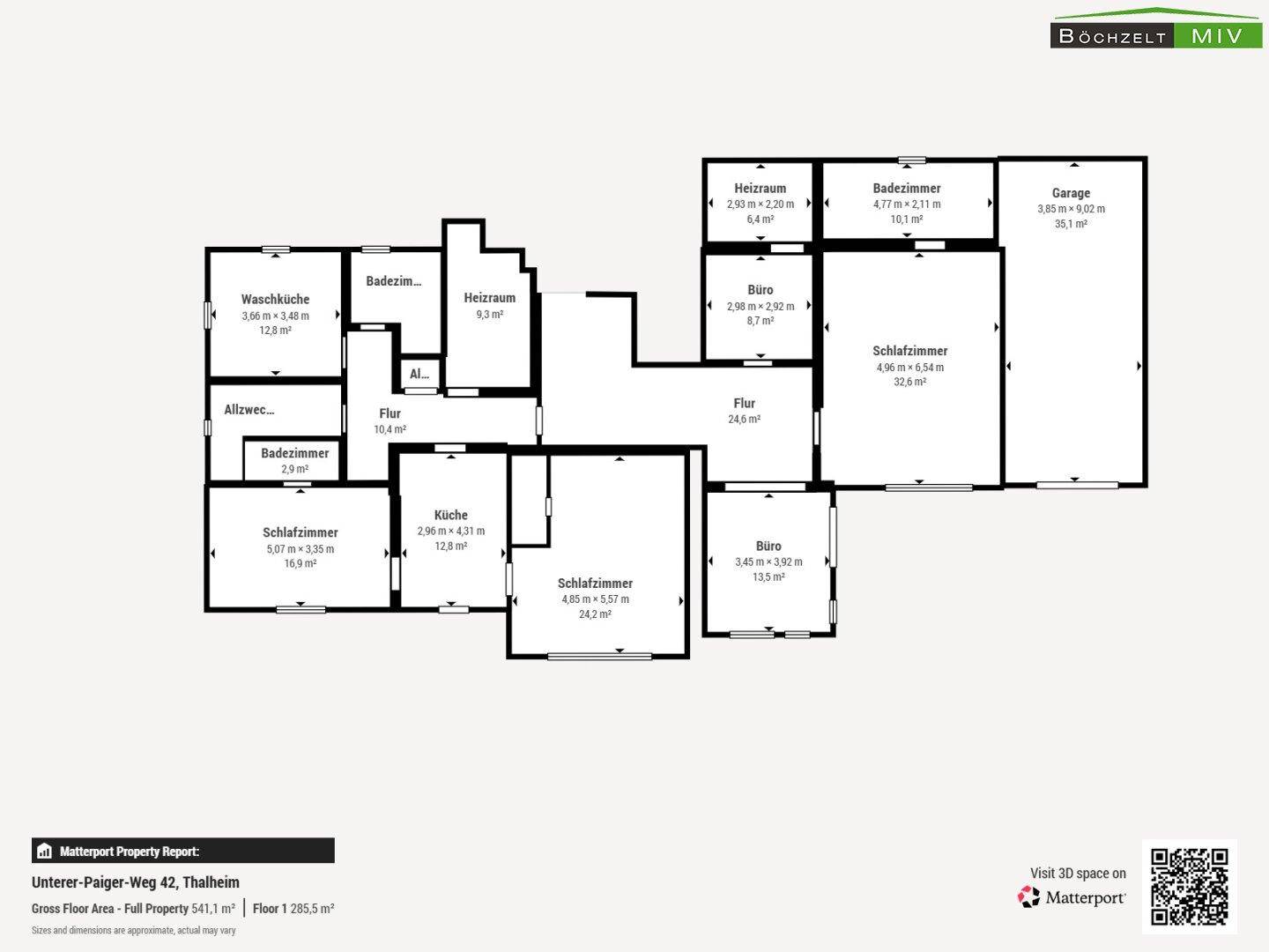 Grundriss des ersten Obergeschosses mit mehreren Schlafzimmern, Bädern und einer Garage.