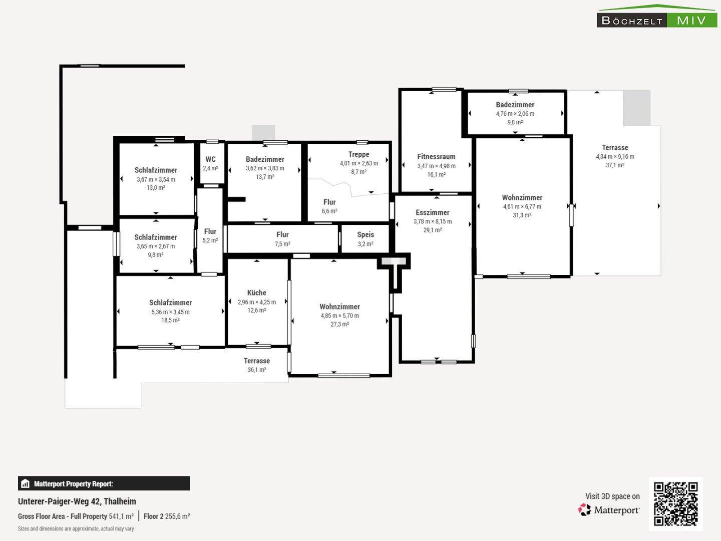 Grundriss des Erdgeschosses mit Wohnzimmer, Küche, Esszimmer, Fitnessraum und zwei Terrassen.