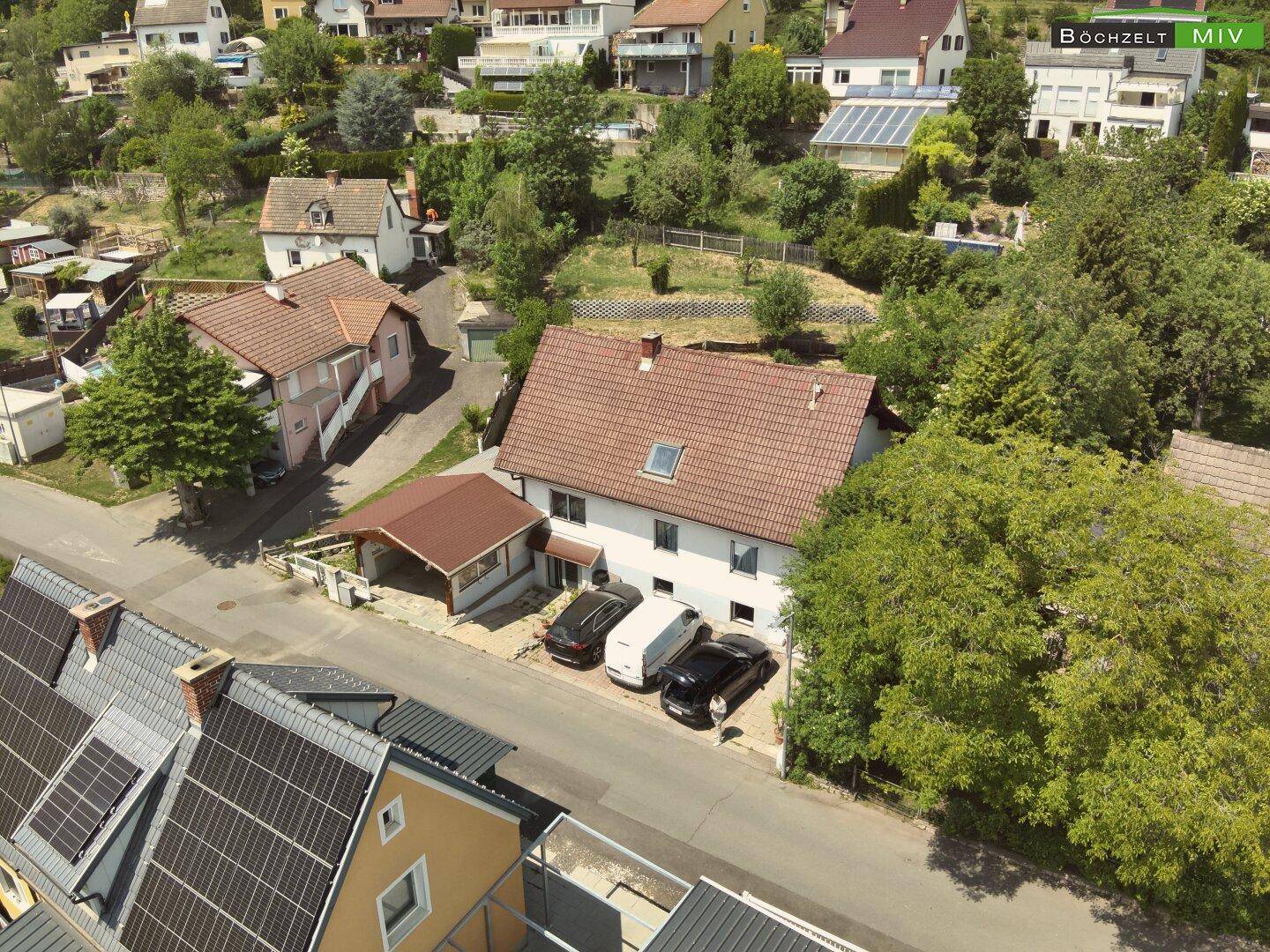 Übersicht aus der Vogelperspektive auf ein Wohnhaus mit Carport und angrenzenden Grundstücken.