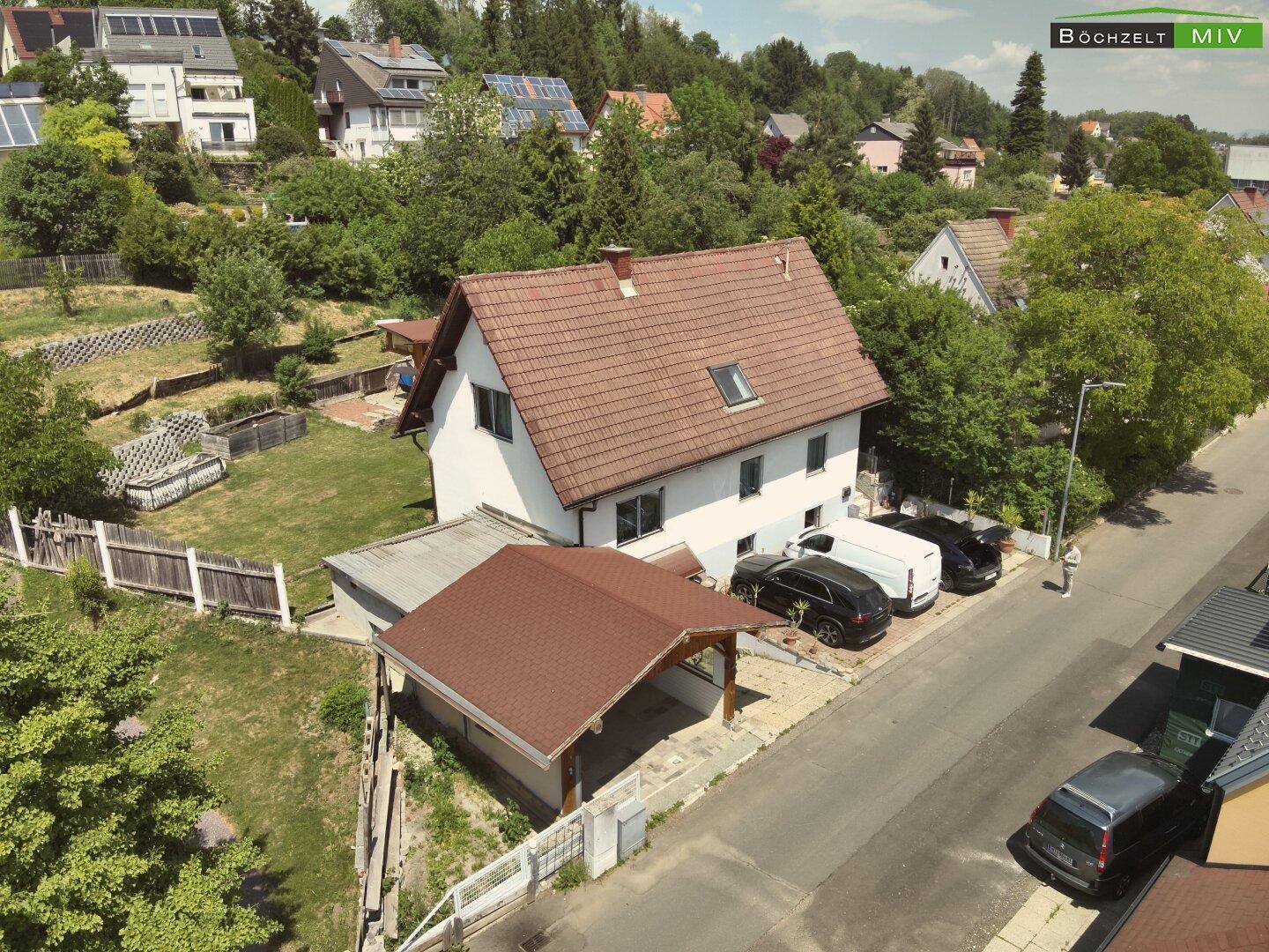 Luftaufnahme des Wohnhauses mit Carport, Garten und der umliegenden ländlichen Wohngegend.