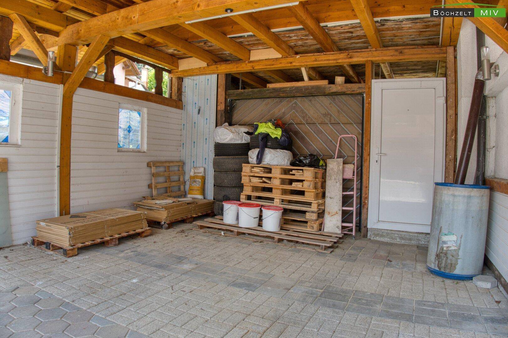 Innenansicht des Carports, der auch als Lagerfläche für verschiedene Gegenstände dient.