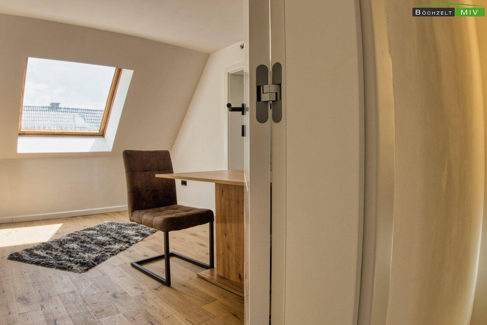 Blick vom Flur in den hellen Essbereich mit Dachfenster und Holzboden.