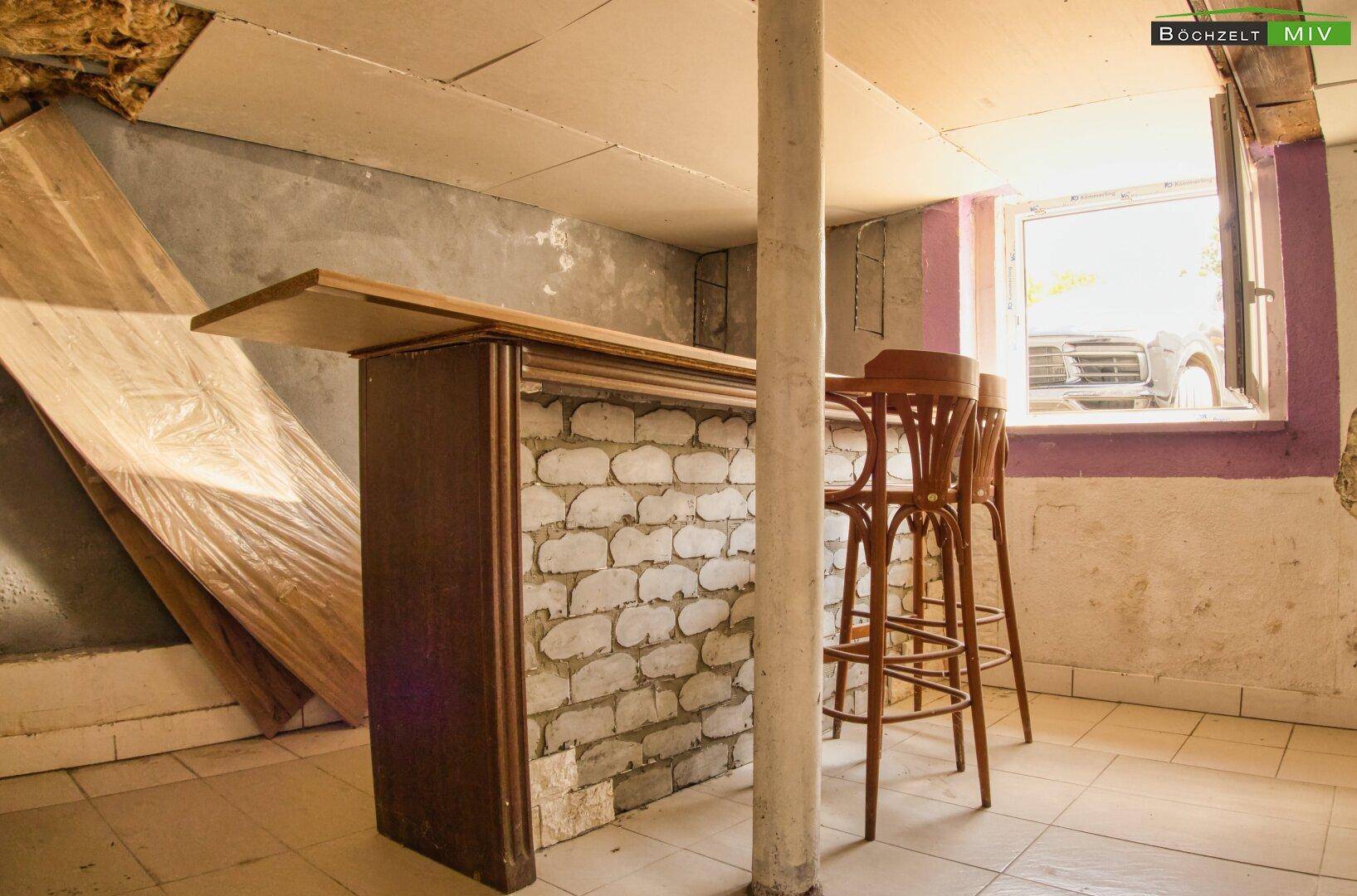 Kellerraum mit Bar und Hockern, bereit für Ausbau oder Nutzung als Partyraum.