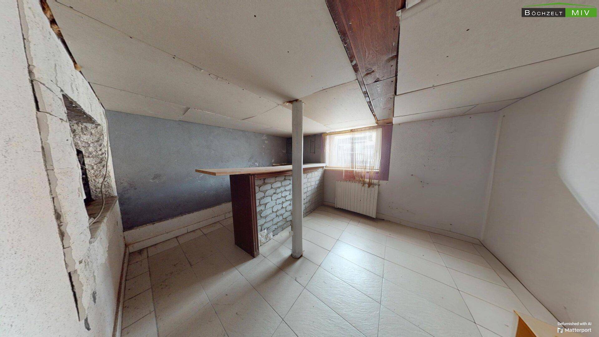 Kellerraum mit gefliestem Boden, kleinem Barbereich und Fenster, renovierungsbedürftig.
