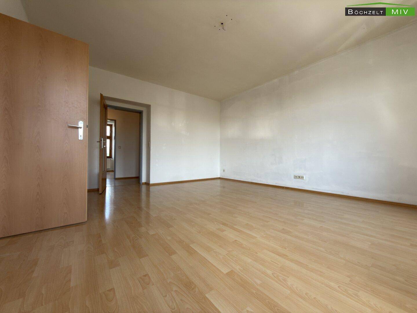 Geräumiges Zimmer mit Laminatboden und weißen Wänden, das vielseitig genutzt werden kann.