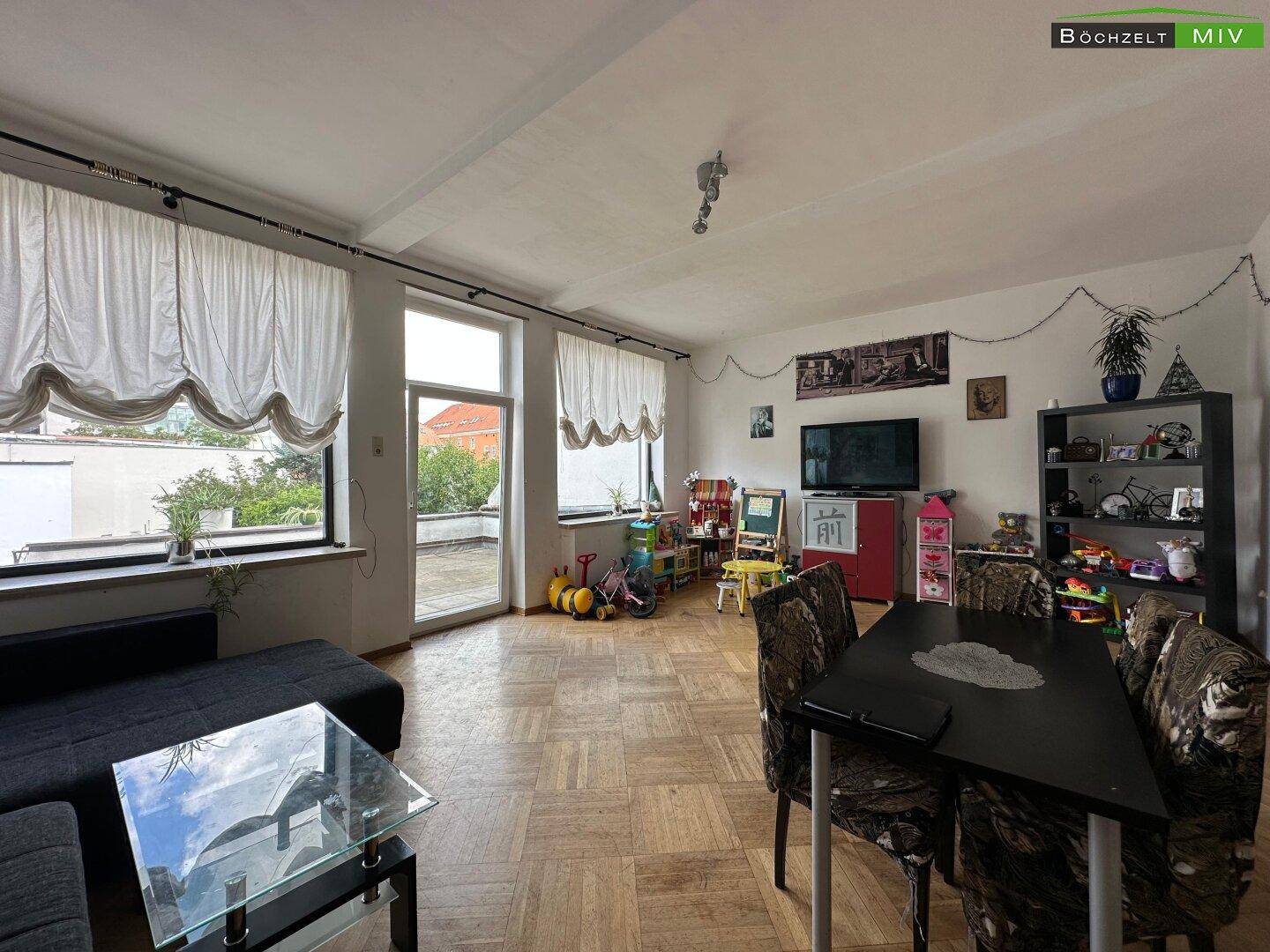 Geräumiger Wohn- und Essbereich mit Zugang zur Terrasse und viel Tageslicht.