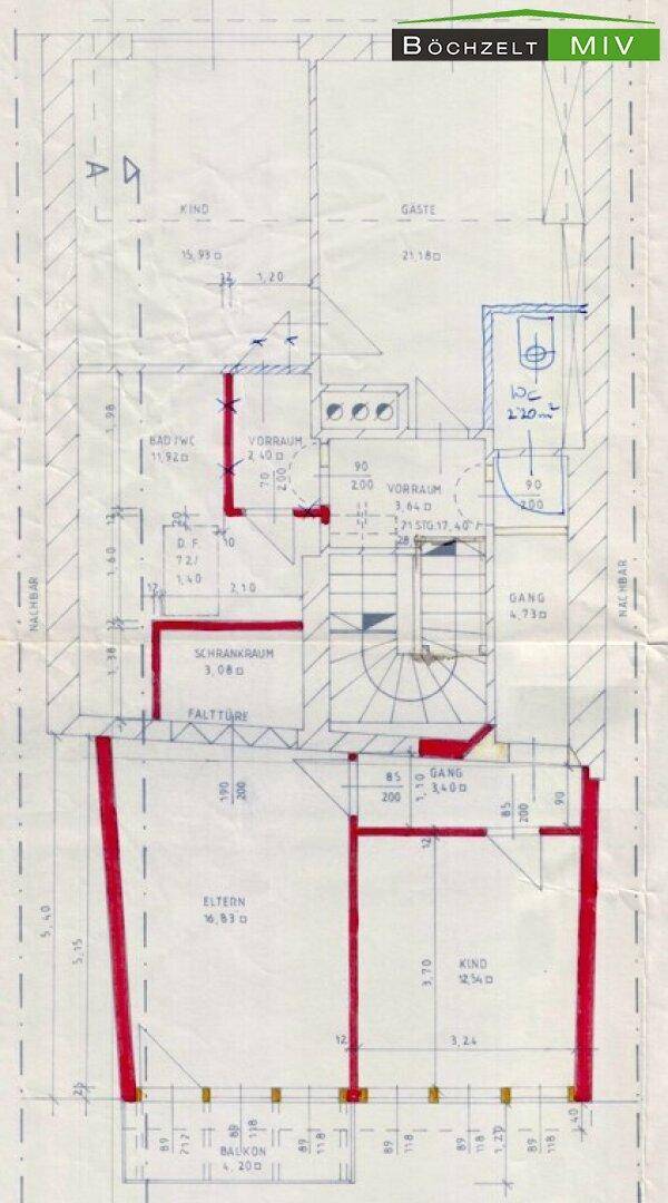 Grundrissplan mit Schlafzimmern, Bad und Balkon im Obergeschoss.