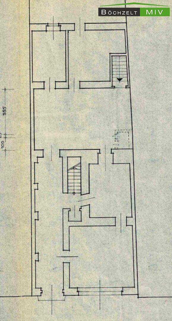 Grundrissplan eines Gebäudegeschosses mit verschiedenen Räumen und Treppen.