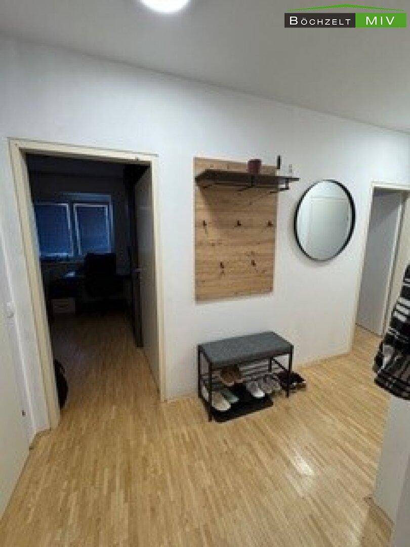 Eingangsbereich mit praktischer Garderobe, Schuhregal und Spiegel für den täglichen Gebrauch.