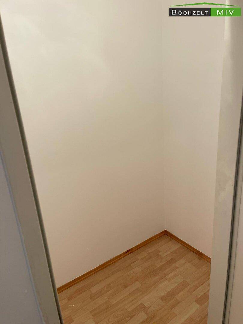Kleiner, leerer Raum mit Laminatboden, ideal als Abstellraum oder begehbarer Kleiderschrank.